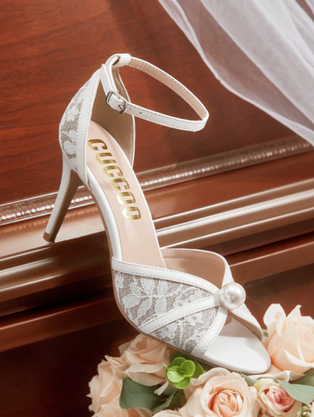 حذاء كعب عالي أنيق لحفلة الزفاف مفتوح الأصبع ذو لون أبيض ومزين بالؤلؤ والدانتيل